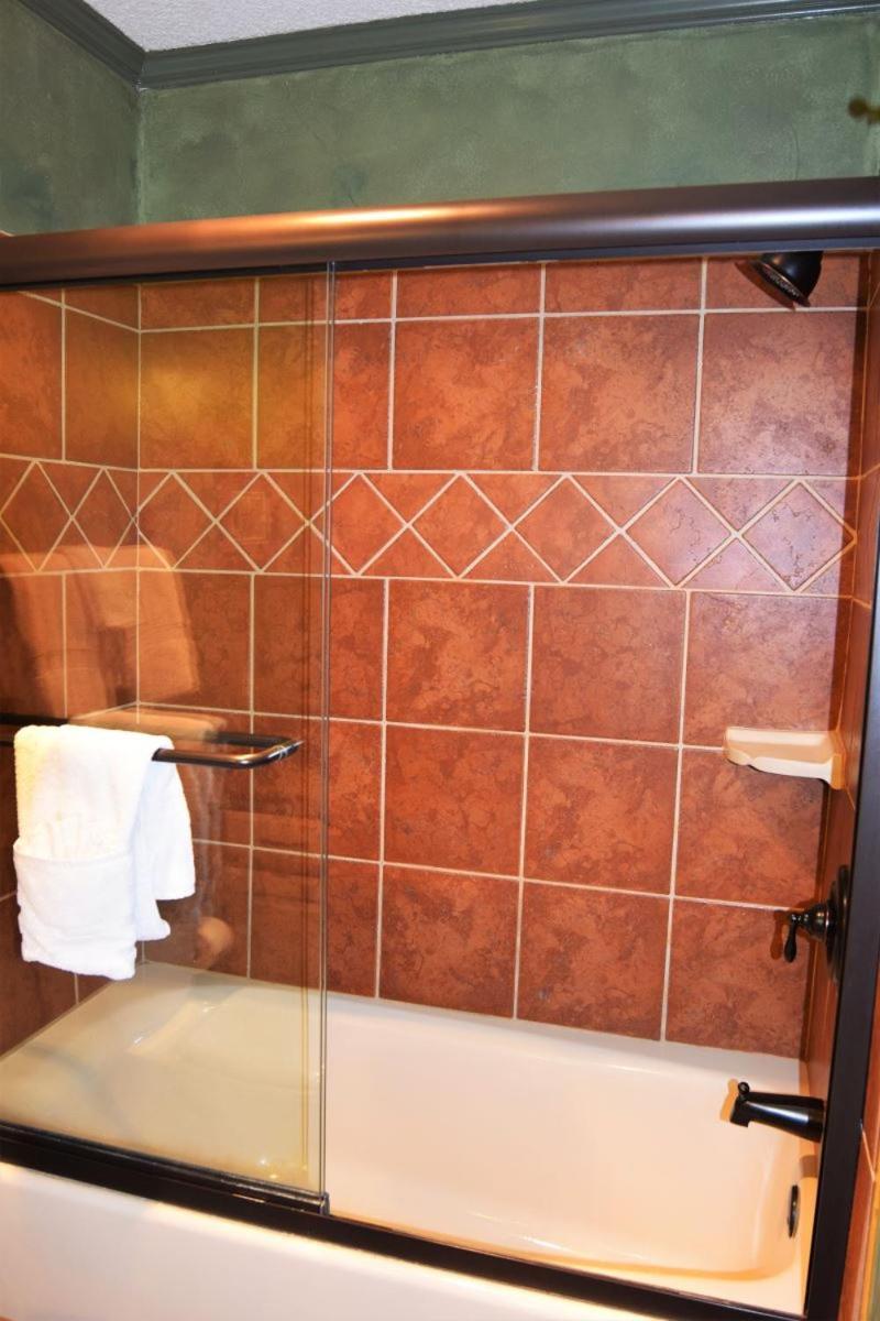 Claim Jumper Townhouse 16 - On The River - Across From The Fishing Ponds - In Town - Near The Ski Area - Fireplace - Wifi - Sate Red River Kültér fotó