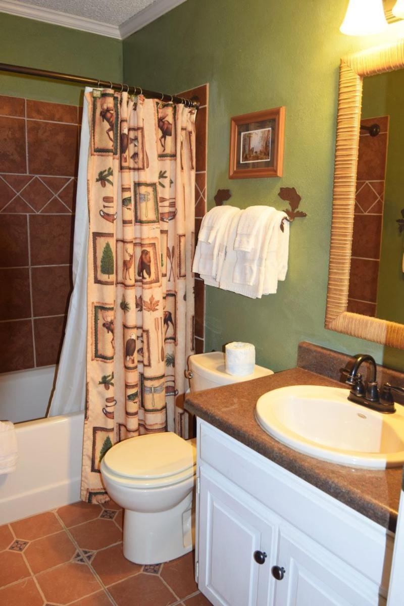 Claim Jumper Townhouse 16 - On The River - Across From The Fishing Ponds - In Town - Near The Ski Area - Fireplace - Wifi - Sate Red River Kültér fotó