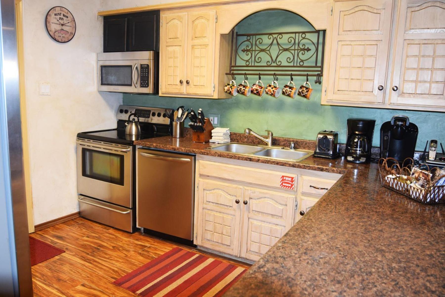 Claim Jumper Townhouse 16 - On The River - Across From The Fishing Ponds - In Town - Near The Ski Area - Fireplace - Wifi - Sate Red River Kültér fotó