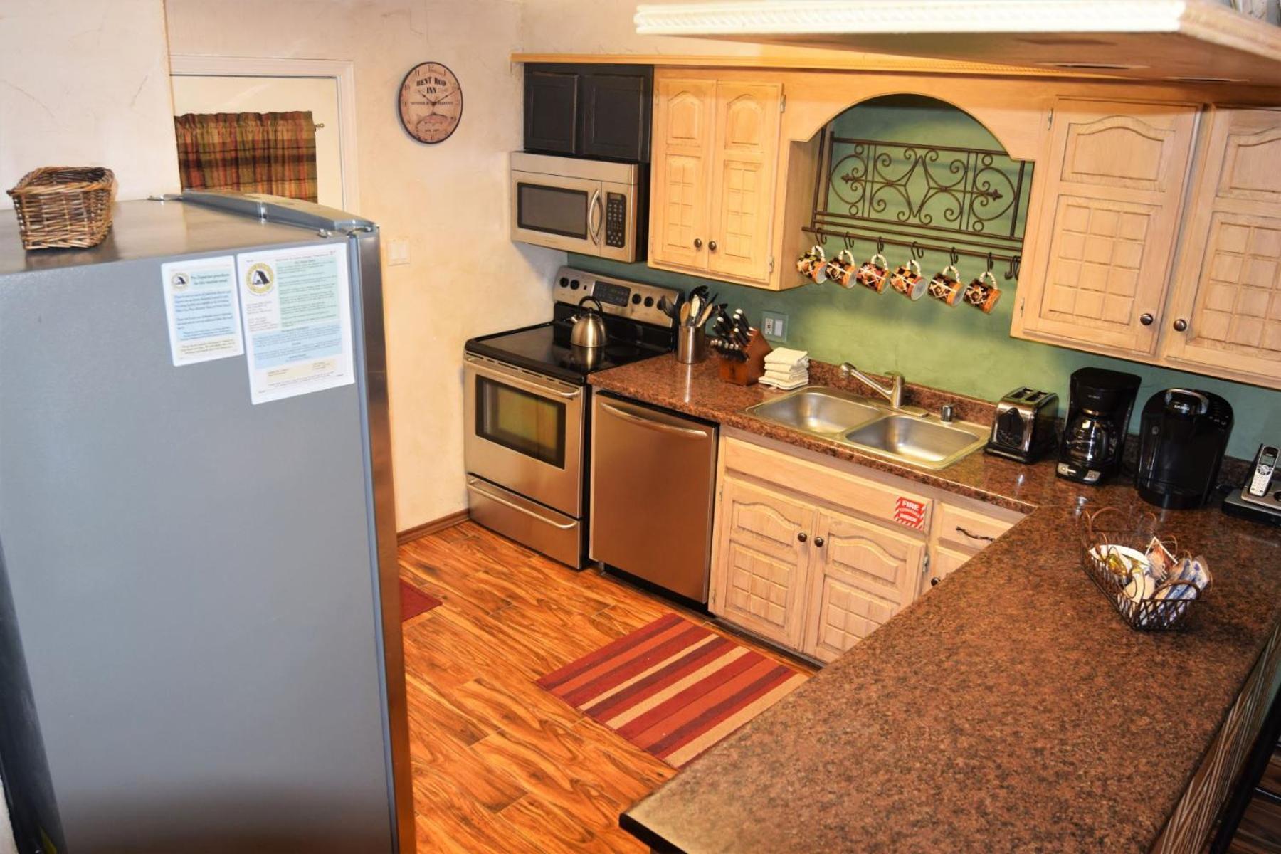 Claim Jumper Townhouse 16 - On The River - Across From The Fishing Ponds - In Town - Near The Ski Area - Fireplace - Wifi - Sate Red River Kültér fotó